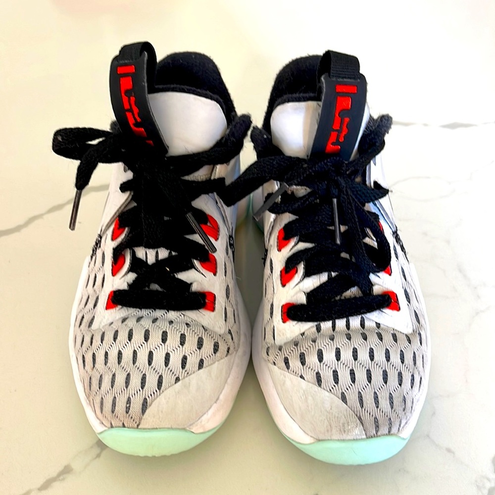 Toddler boys basketball sneakers! NIKE in size 11!